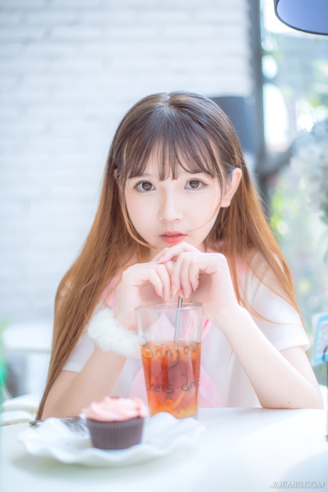 守一颗心，别像守一只猫。它冷了，来偎依你;它饿了，来叫你;它痒了，来摩你;它厌了，便偷偷地走掉。守一颗心，多么希望像守一只狗，不是你守它，而是它守你!